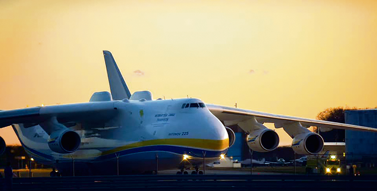 Le plus gros avion du monde à l’aéroport de Mirabel