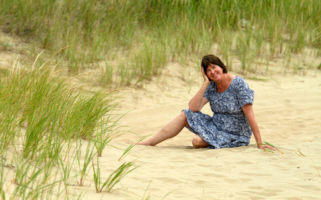 Mieux se connaître, assis sur une dune de sable