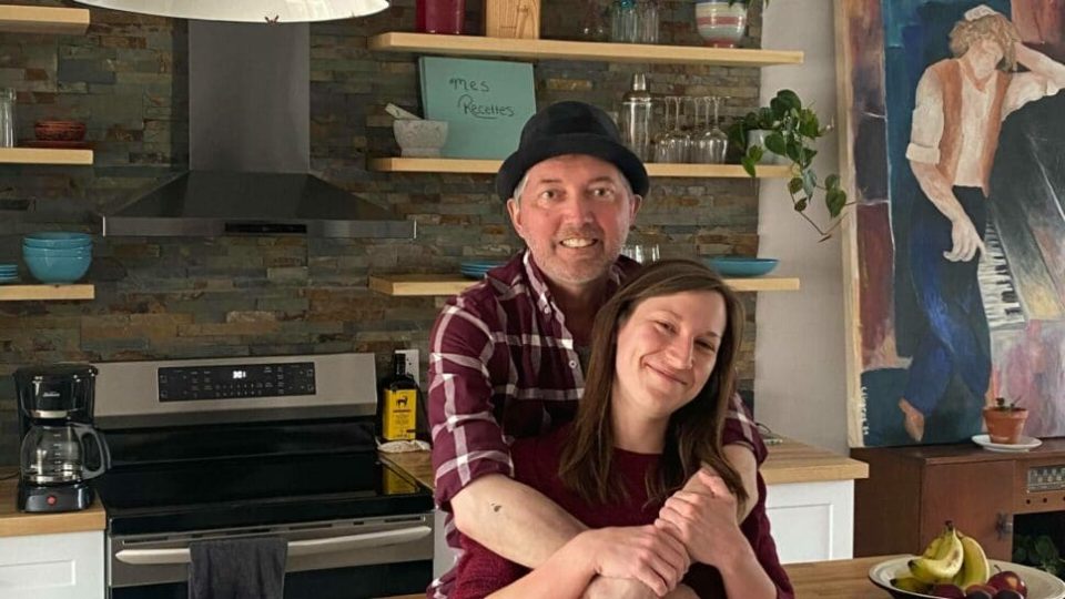« On profite du moment pendant qu’il est là, pendant qu’il passe. Il n’y a pas une journée où on ne rigole pas. Vraiment, on se fait rire aux larmes », raconte Simon Roy à propos de sa relation avec sa conjointe, Marianne. (Crédit photo: Courtoisie)