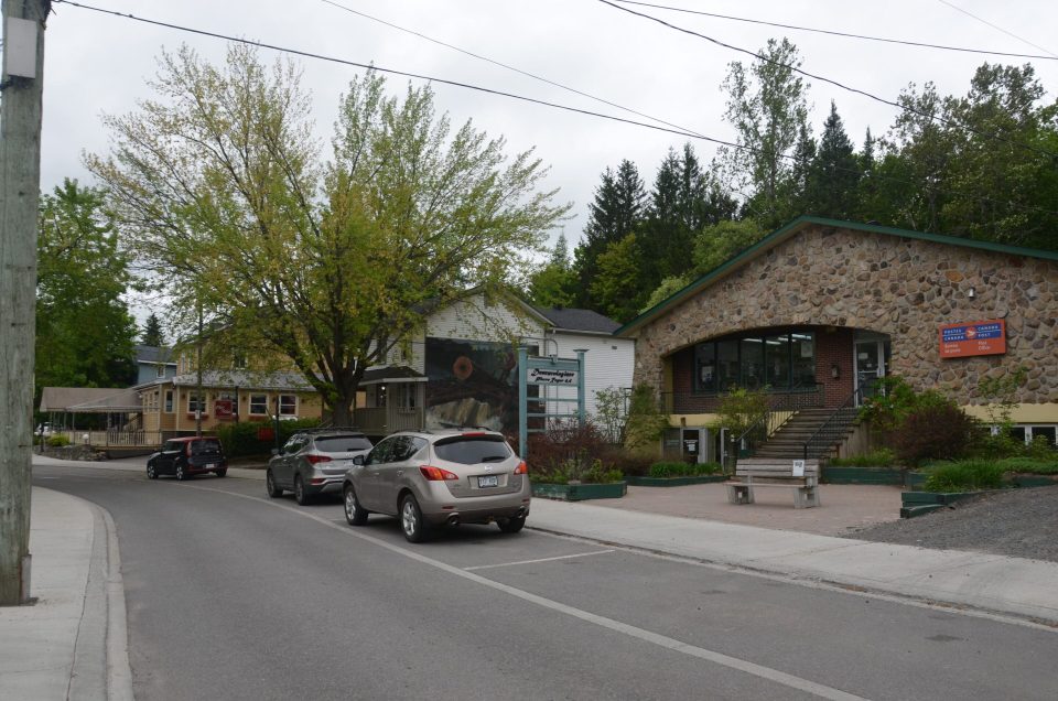 La présence de résidences, de commerces et de services comme le bureau de poste rend la rue Valiquette peu propice à la piétonnisation, jugent plusieurs.