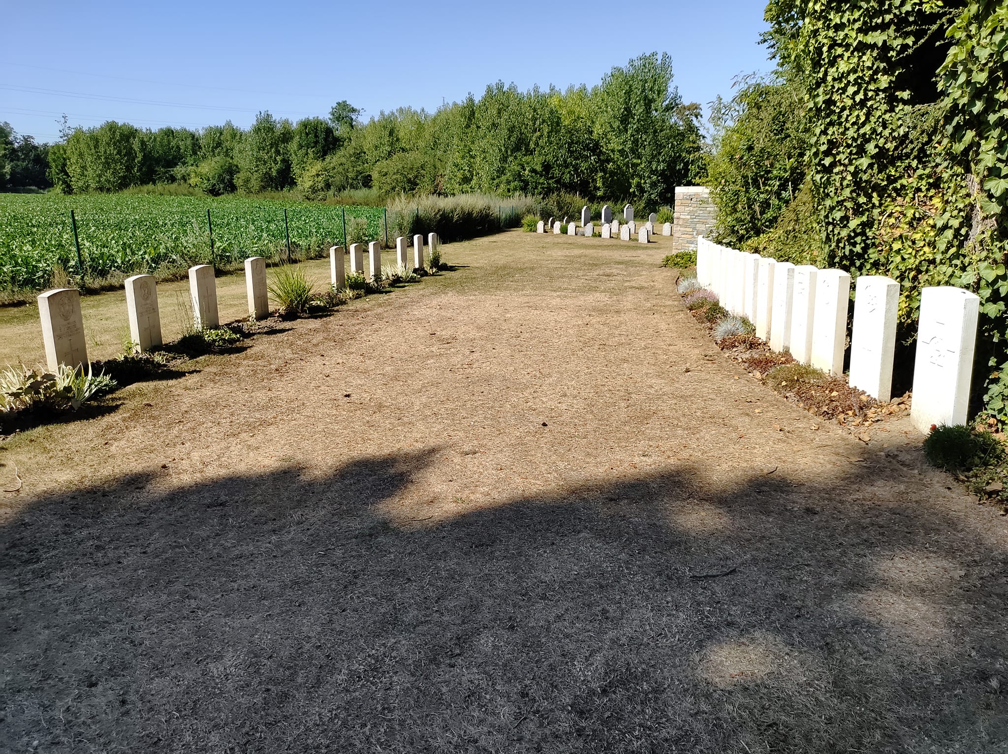 « Les tombes de 1914 et de 1918 sont à une distance de 10 pieds dans le cimetière de St-Symphorien pour signifier l’absence de gain à la suite de la guerre », écrit Ian-Loïc Doré sur sa page Facebook.