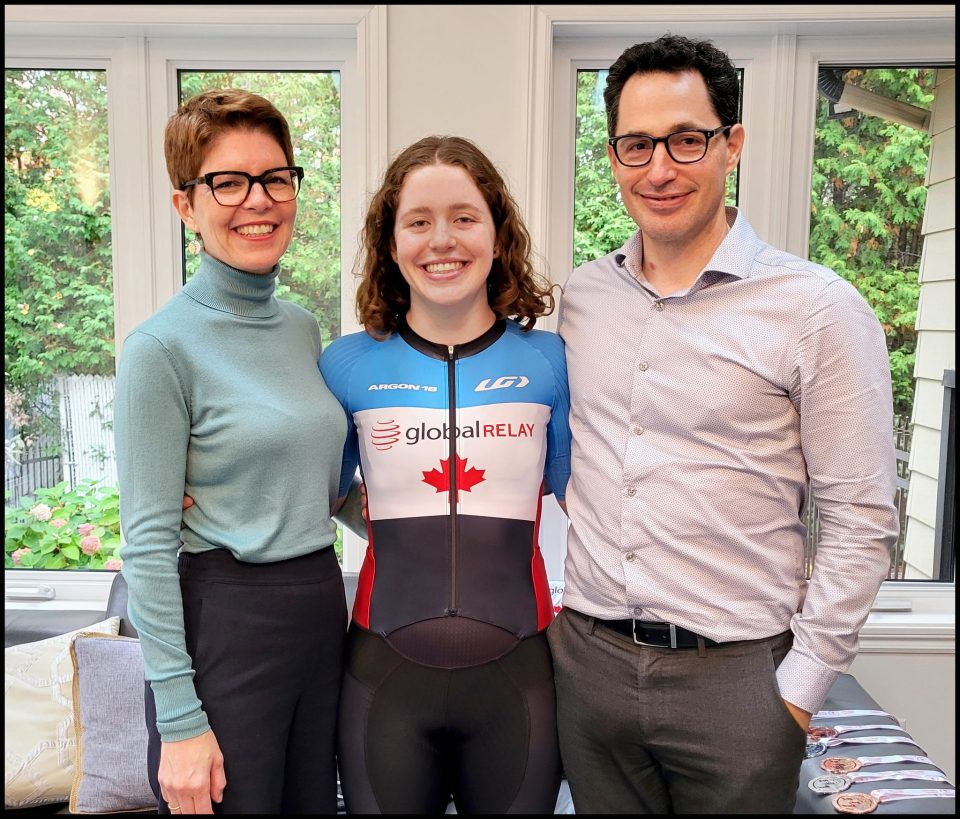 Les parents d’Éloïse Camiré (au centre), Catherine Tourigny et Martin Camiré, appuient la Jérômienne dans sa carrière cycliste.