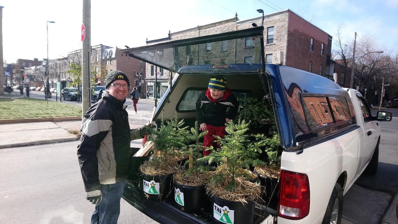 Martin Ethier et son fils Étienne s’occupent à chaque Noël de distribuer des sapins écologiques.