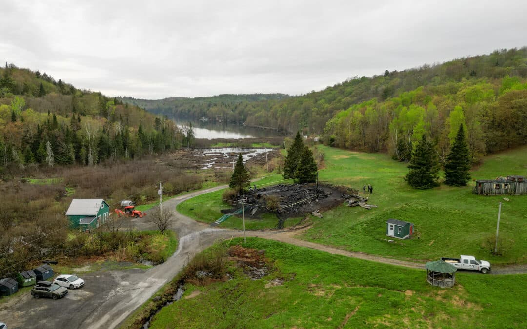 Un bâtiment du Camp YMCA Kanawana ravagé par les flammes