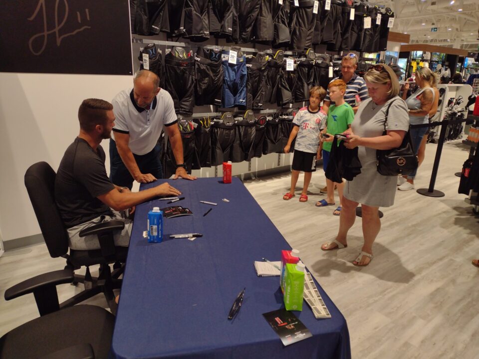 Jonathan Huberdeau a fait le bonheur des amateurs en honorant une séance écourtée d’autographes à Saint-Jérôme.