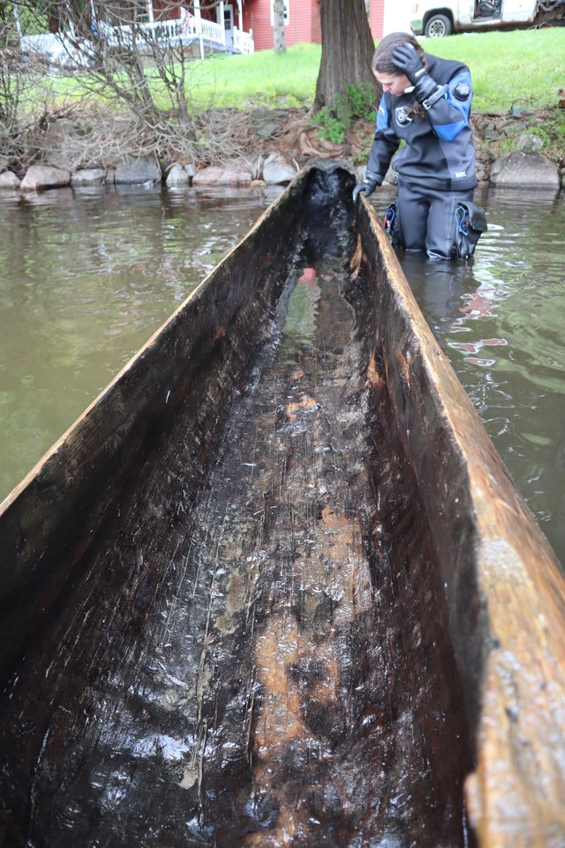 Après huit mois sous l’eau, la pirogue était intacte lorsqu’on l’a remontée à la surface.